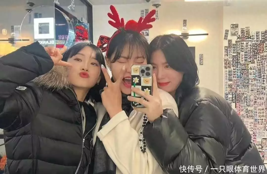 Cai Yan nails Christmas and meets Korean teammates!Put red lips+wearing cute cards, sweet girl selfie broadcast articles