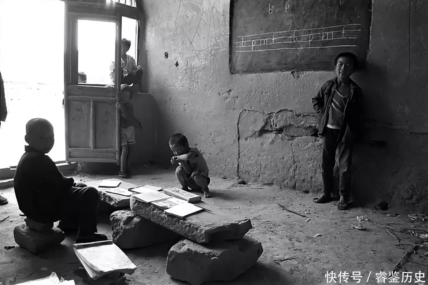 1981年,内蒙古老师花20元给学生买鞋,26年后学生给老师买一套房趣聊三国:千万别被领导当夜壶用了 1981年,内蒙古老师花20元给学生买鞋,26年后学生给老师买一套房趣聊三国:千万别被领导当夜壶用了