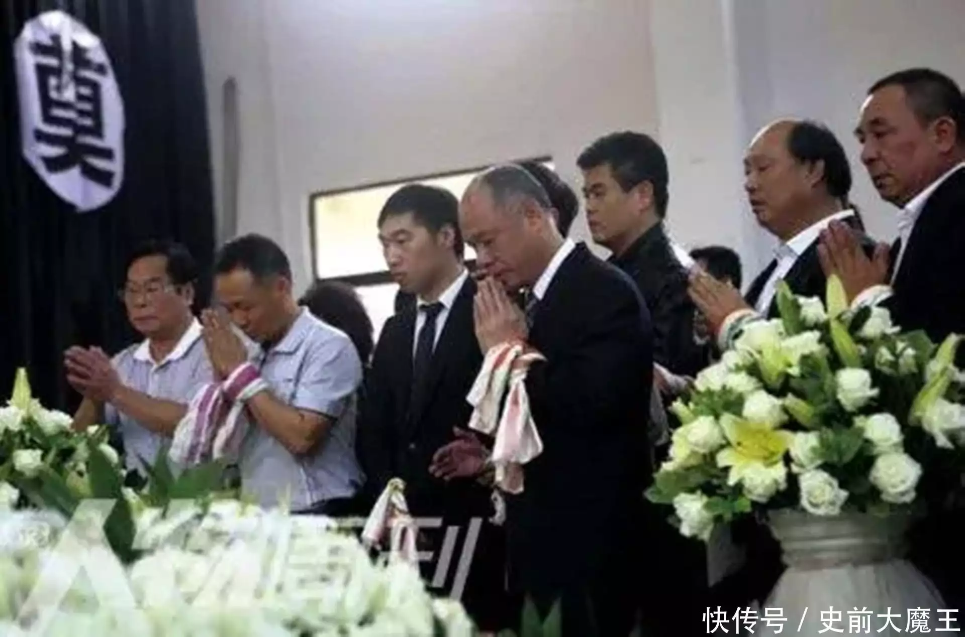 2013年，李宁执“子侄之礼”出席李经纬葬礼，高呼：老板，走好梦露死亡旧照：赤身俯卧在床，姿势古怪，44年后警方才公开她死因