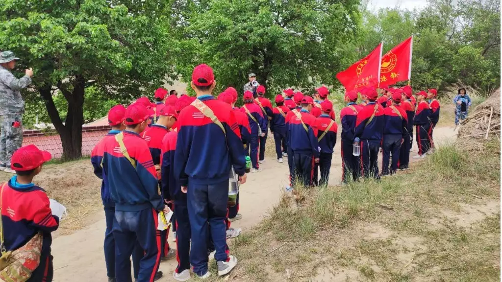 李锋教育夏令营第四天：甘当环卫工 体验山村生活的苦与不易