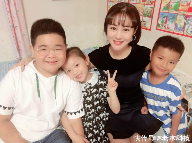 在六月份中王小蒙还曾晒出与谢腾飞以及剧中两个孩子在家里的合照