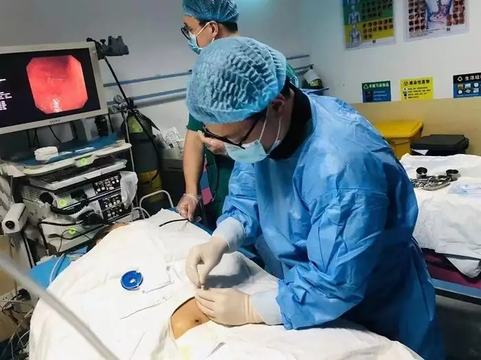 华西广安医院完成广安市首例经皮内镜下胃造瘘术（华西医院内科）华西广安医院何川，
