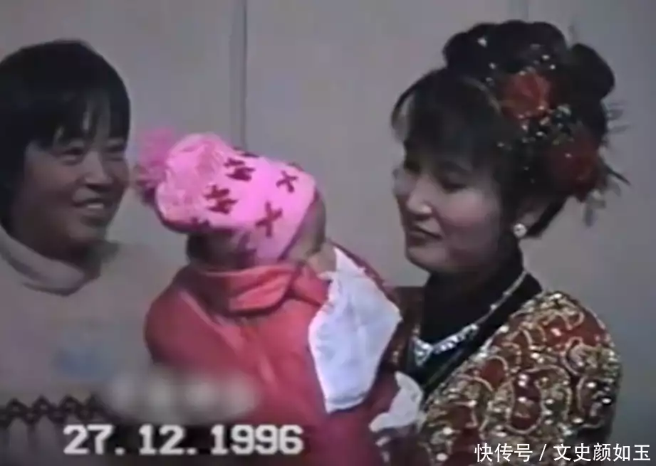 江苏一姑姑26年前出嫁抱着襁褓中的侄女，26年后侄女大婚合照感慨瞒了我们40年，原来她就是靳东的亲妹妹，难怪这么优秀