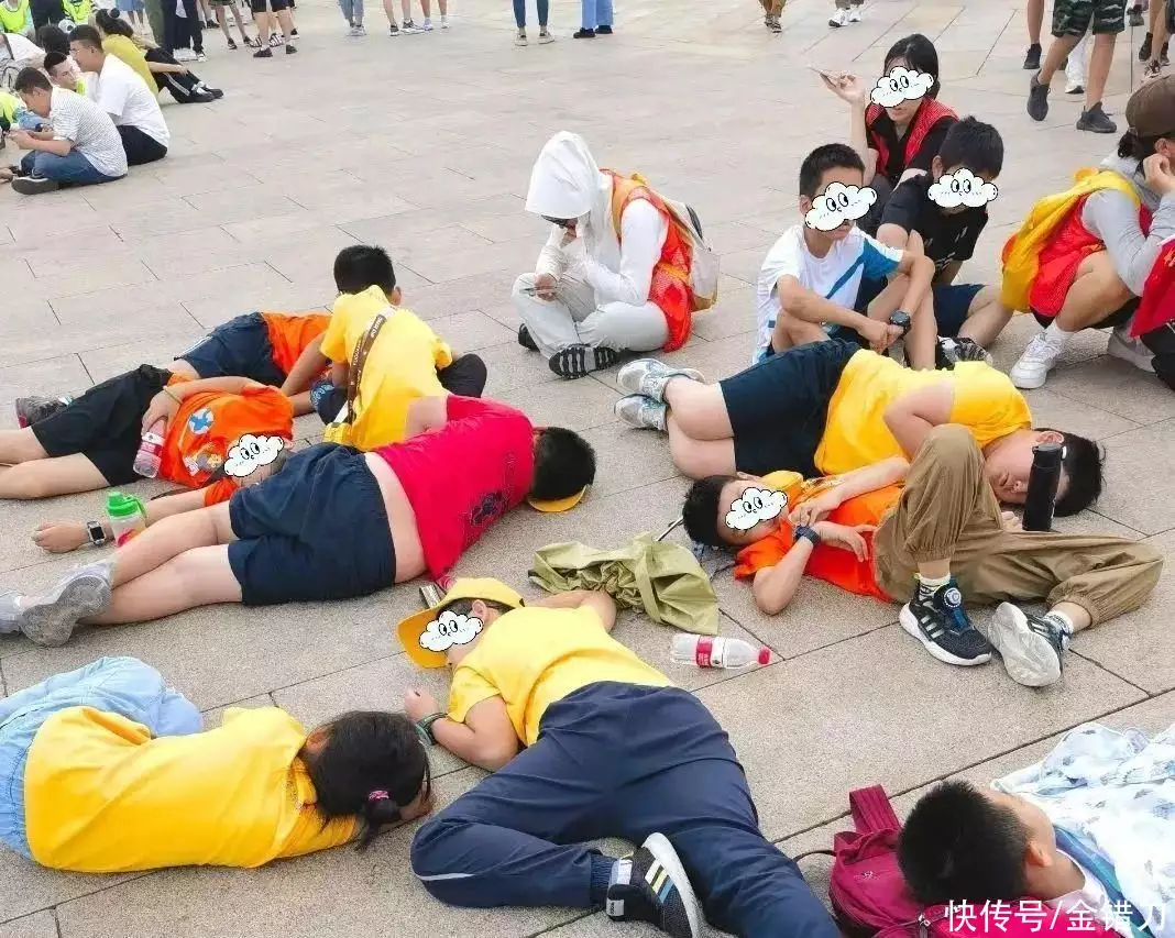 被骂上热搜,却暴赚百亿!暑期炙手可热生意,疯狂收割中学生31岁在央视春晚一举成名,观众都以为他退隐了,其实已经去世10年了(图26) 被骂上热搜,却暴赚百亿!暑期炙手可热生意,疯狂收割中学生31岁在央视春晚一举成名,观众都以为他退隐了,其实已经去世10年了(图26)