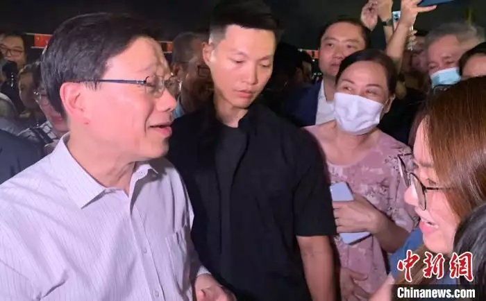 香港成中秋国庆假期热门旅游城市 夜经济加速消费市场复苏央视主持人李梓萌：戴假发工作13年，摘下假发后网友这么好看(图1)