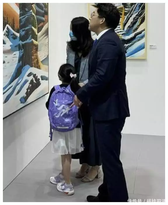 郭晶晶霍啟剛帶小女兒看展，6歲霍中妍背書包乖巧，穿一雙平價(jià)鞋播報(bào)文章