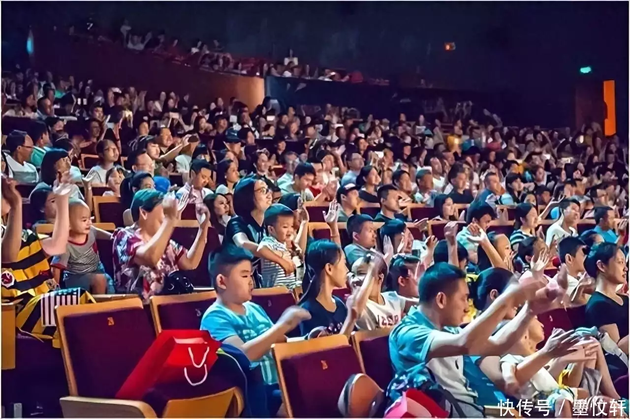 林峰14岁开音乐会,24岁狂赚2亿,谢绝春晚邀请,却没人说发飙黄圣依的混血儿女儿长大了,高帅富高到犯规,这才是真正的“格格”(图6) 林峰14岁开音乐会,24岁狂赚2亿,谢绝春晚邀请,却没人说发飙黄圣依的混血儿女儿长大了,高帅富高到犯规,这才是真正的“格格”(图6)