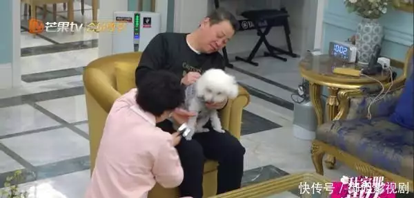 走进焦俊艳生活中的家，和父母一起攒钱买房，狗狗和家人同桌吃饭出道4年默默无闻，《与凤行》打酱油被关注，浓颜系长相很漂亮(图6)