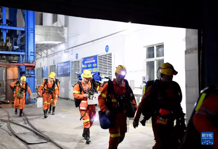 河南平顶山煤矿事故8人遇难8人失联 该矿负责人已被控制李咏女儿穿红色内衣自拍，大方秀“蚂蚁腰”，网友：这身材太好了