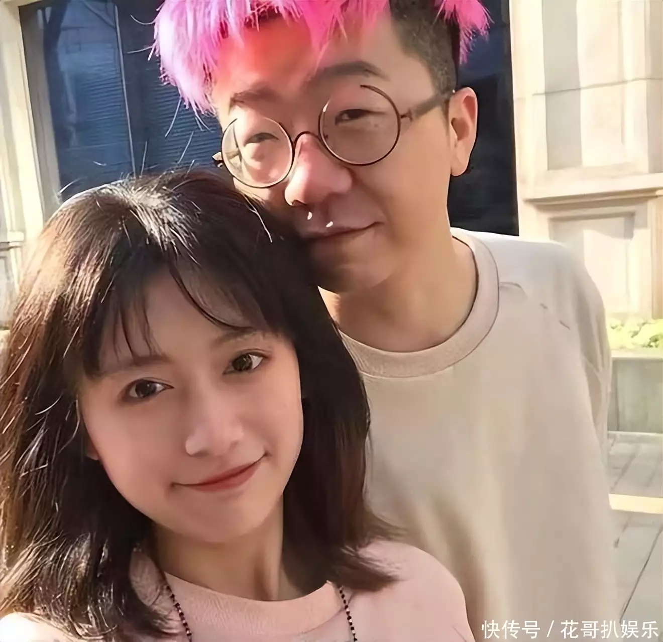 李诞爆胎众多性丑闻被挖,这一次他终于为自己的自以为是,付出悲惨代价中国最老的明星,体格1米15,娶到比自己小18岁美丽妻子(图10) 李诞爆胎众多性丑闻被挖,这一次他终于为自己的自以为是,付出悲惨代价中国最老的明星,体格1米15,娶到比自己小18岁美丽妻子(图10)