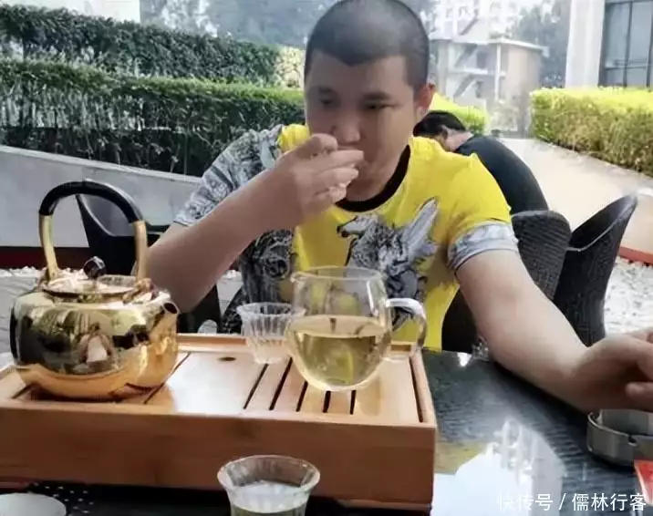 网红二驴晒68亿存款，每天只能提20万也要五十年，被国家封爵228个月的“女小宝宝”喝茶被割伤，妈妈：小宝宝不哭，咱们只要3万(图18)
