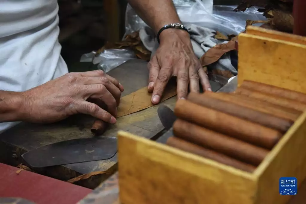 走进古巴雪茄厂烧香为什么一定是三根？每一根香分别代表什么？中国文化要了解