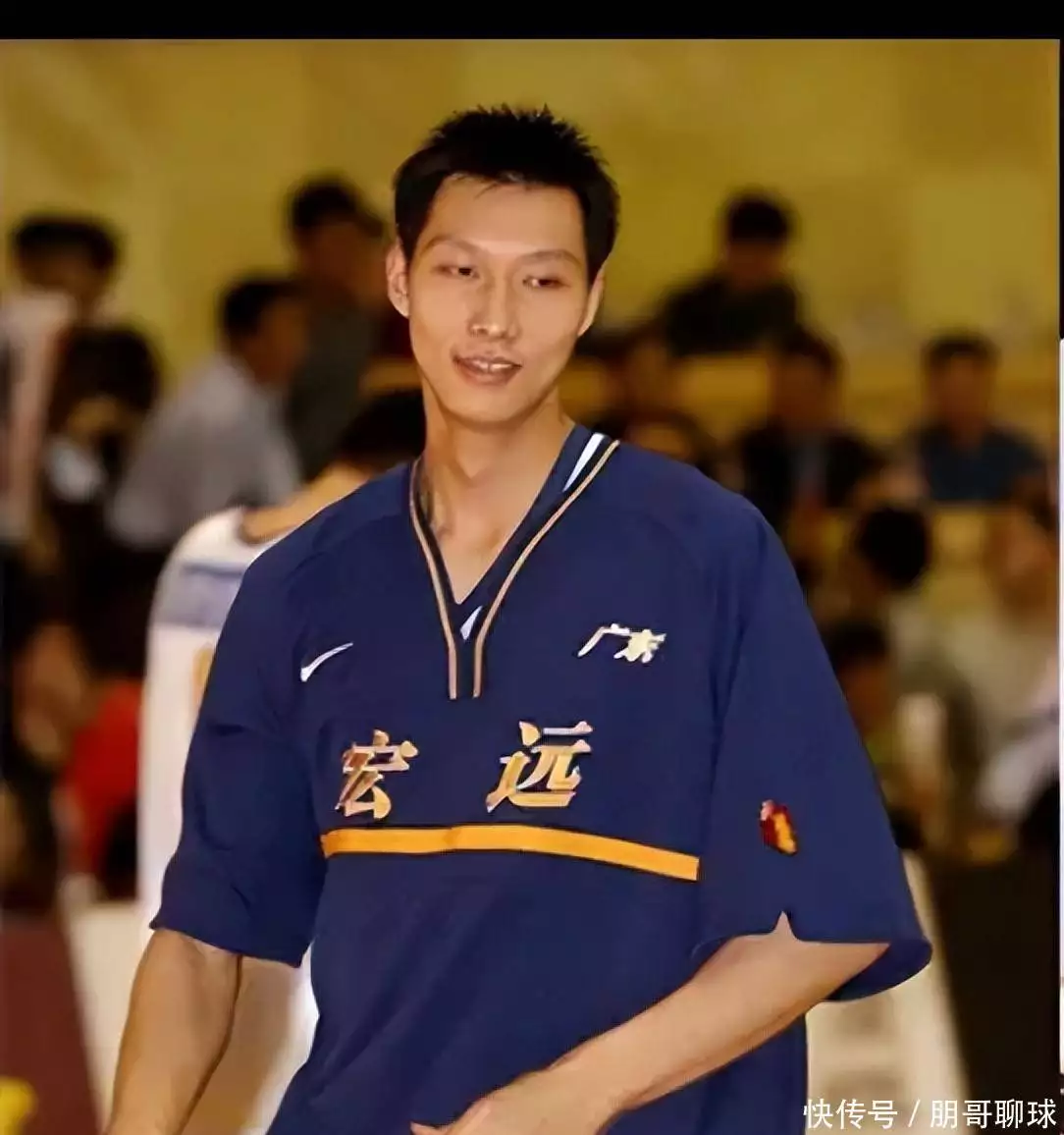 易建联：娶了巴西足球宝贝荆灵，婚后连生两胎，今妻儿都定居美国姚明13岁女儿近照曝光，身高190、爱美甲香水，颜值似爸被嘲丑