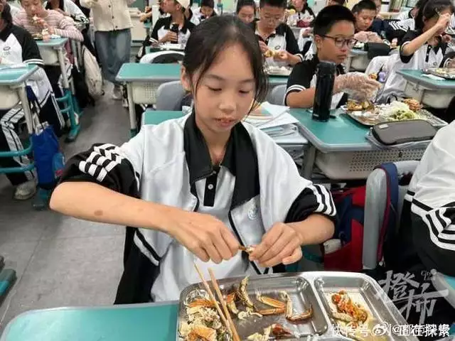 杭州一中学午餐上了1000只大闸蟹（杭州各高中校服盘点） 第2张