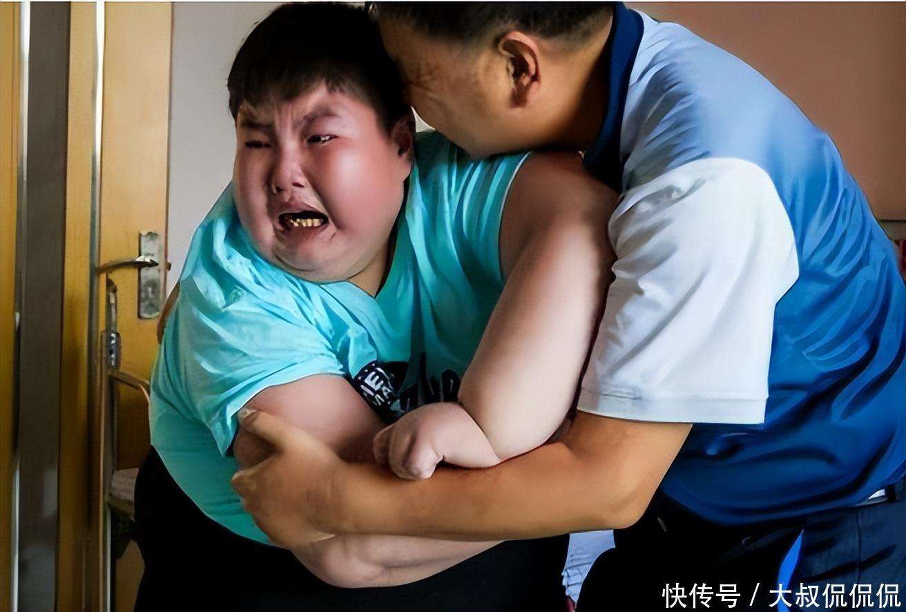 江西14岁小胖孩体重300斤,一顿饭要吃8碗,死前每个毛孔都在流水_【快资讯】