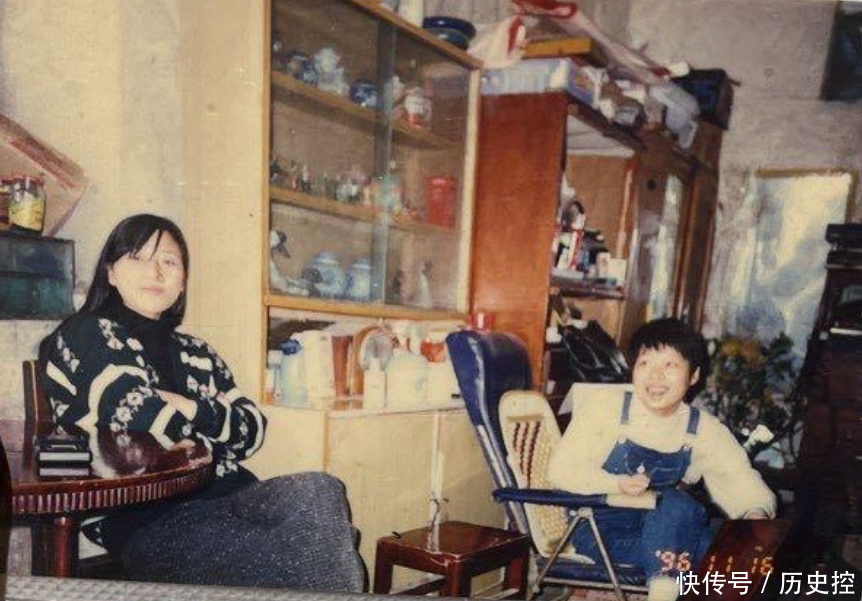 老照片:九十年代的活力女孩,青春靓丽,笑容甜美_【快资讯】