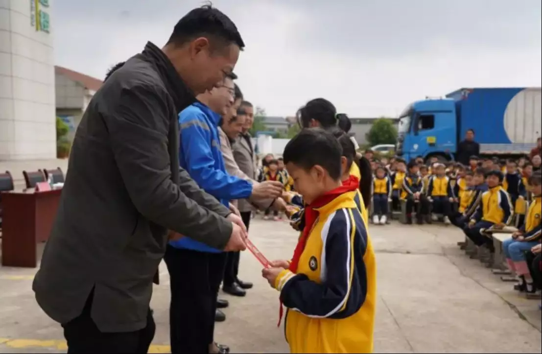 叮！武汉快递企业的这份暖心礼包 方杨小学已签收