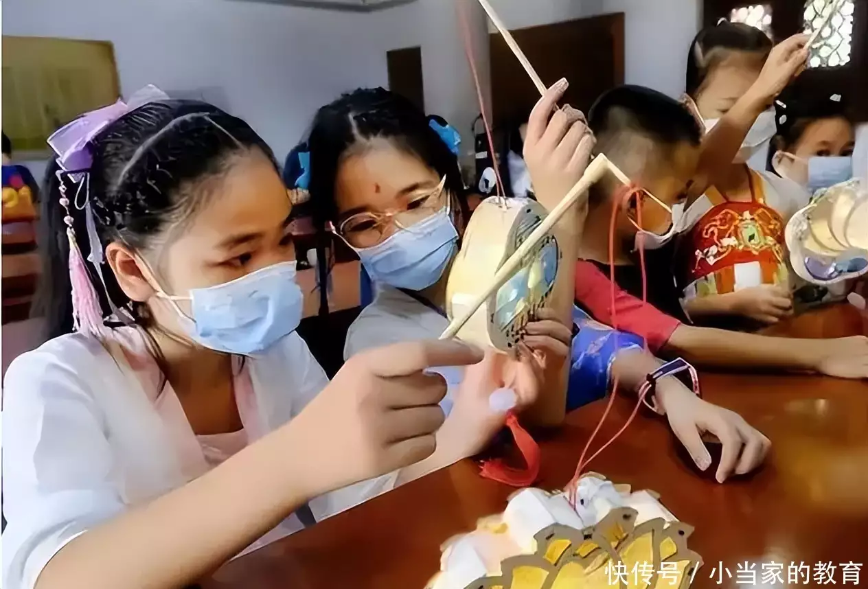 家长晒幼儿园手工作品吸睛无数，网友：这是在拼妈？