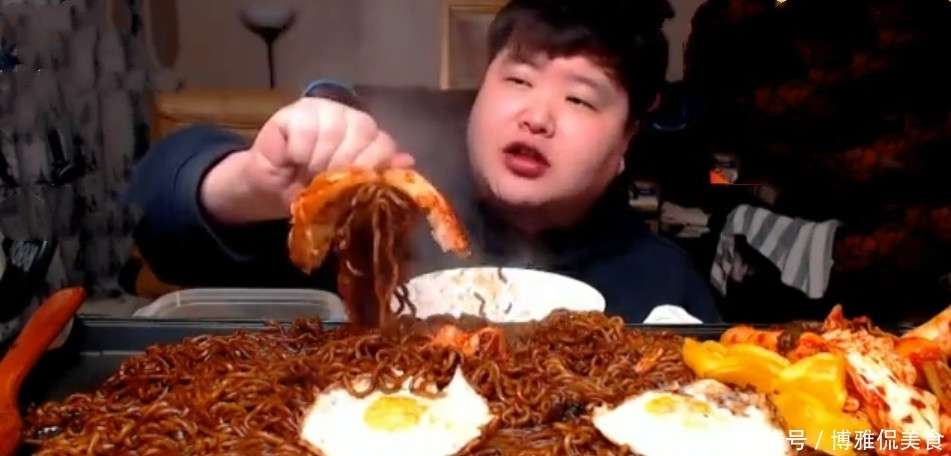 大胃王吃50斤“火鸡面”,露出盘子底部后,网友:你可真会装!_【快资讯】