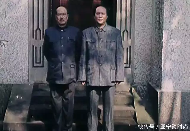 《重庆谈判》幕后故事:导演李前宽没拿到拍摄权,如同差点失恋演员郑铮举行葬礼!灵堂内景曝光很低调,走廊两边摆满花圈 《重庆谈判》幕后故事:导演李前宽没拿到拍摄权,如同差点失恋演员郑铮举行葬礼!灵堂内景曝光很低调,走廊两边摆满花圈