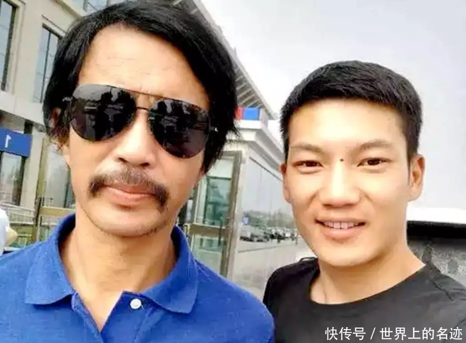 “流浪大师”沈巍：现场直播露宿年赚200万，丘壳后却将钱全部捐掉？当年他用1400张照片，毁掉刘嘉玲、谢霆锋和谢霆锋，现在怎么样了(图7)