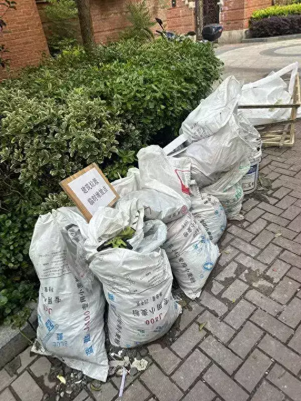 惊呆！沪上小区装修垃圾清运费，高达18000元！物业收费，被指“打闷包”→他演了大半辈子“日本大佐”，和妻儿定居日本，67岁又死在了日本(图1)