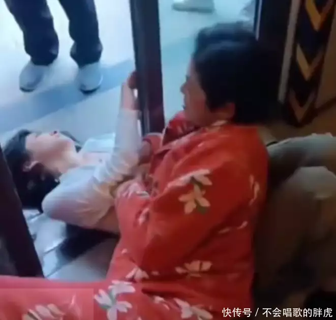 儿媳闹矛盾 水泥封住为婆婆买的寿穴（儿媳妇把婆家砸了） 第3张