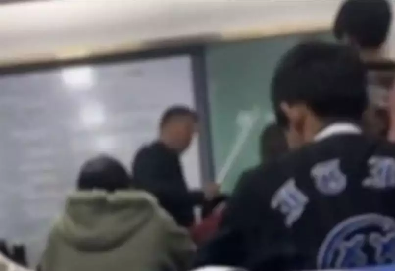 老师让学生排队接受体罚？江苏一地教育局回应称已在调查