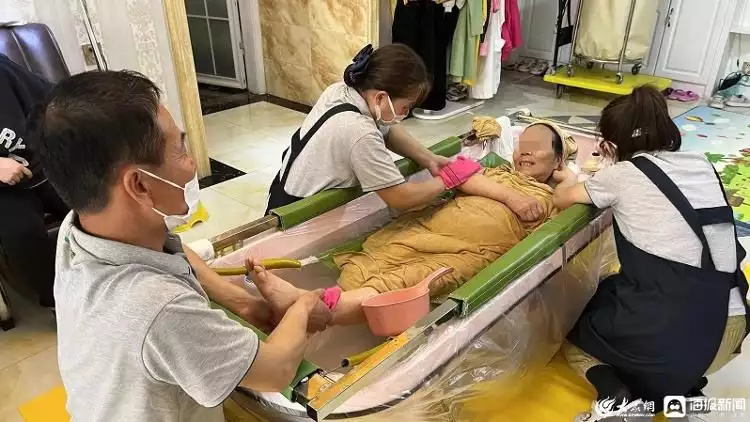 “90后”女孩上门为老人洗澡：让老人的晚年更加体面（90后女明星图片大全头像大全）