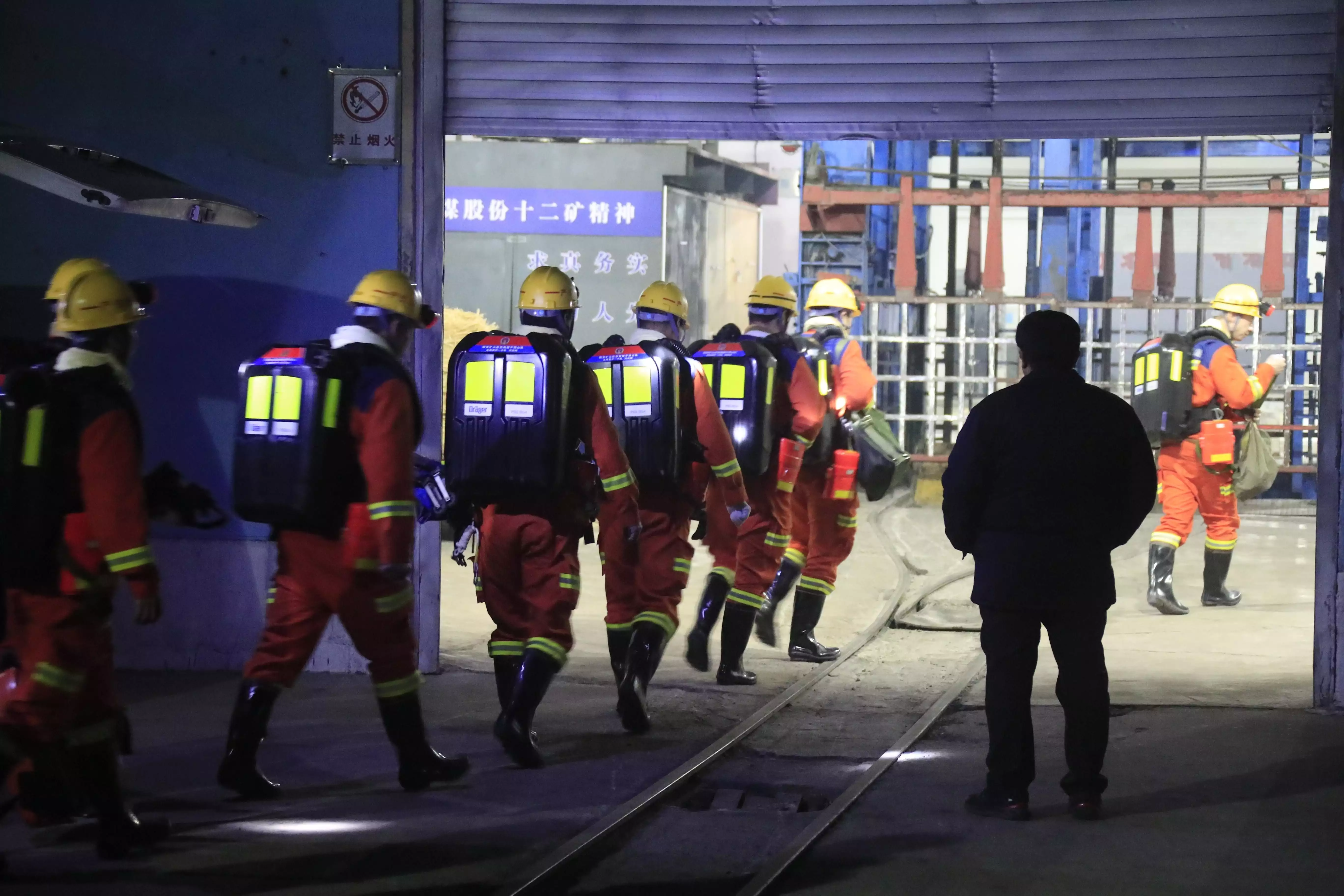 河南平顶山煤矿事故1名被困人员升井 仍有5人失联人和猩猩能不能生出孩子？前苏联的‘人兽杂交’实验揭秘！