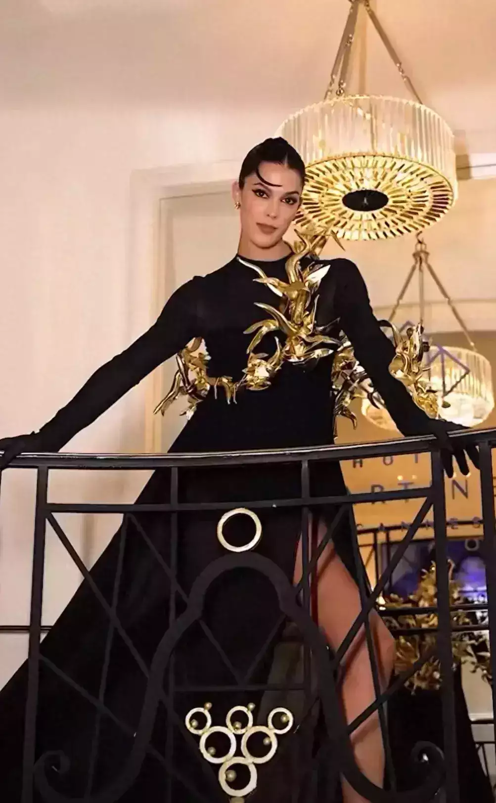戛纳红毯上的环球小姐穿杨幂同款，黑金搭配五官大气，气场好强大中山小伙打“飞的”去内蒙，吃了奶皮子冰糖葫芦，网友：真会享受