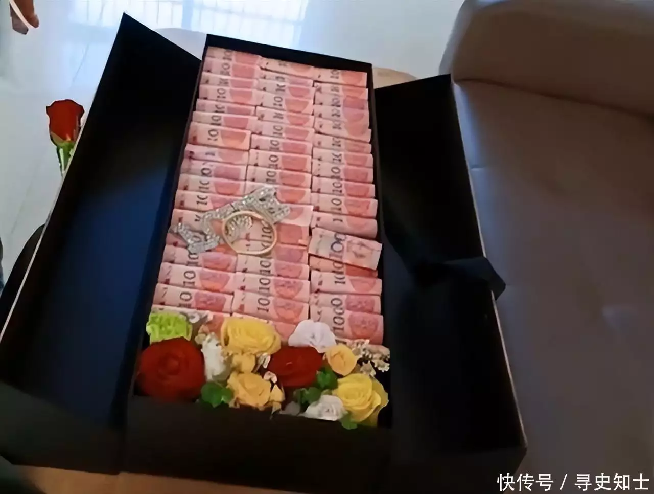 安徽一丈夫准备520礼物，妻子开箱看到3列现金和金手镯，太有心了(图4)