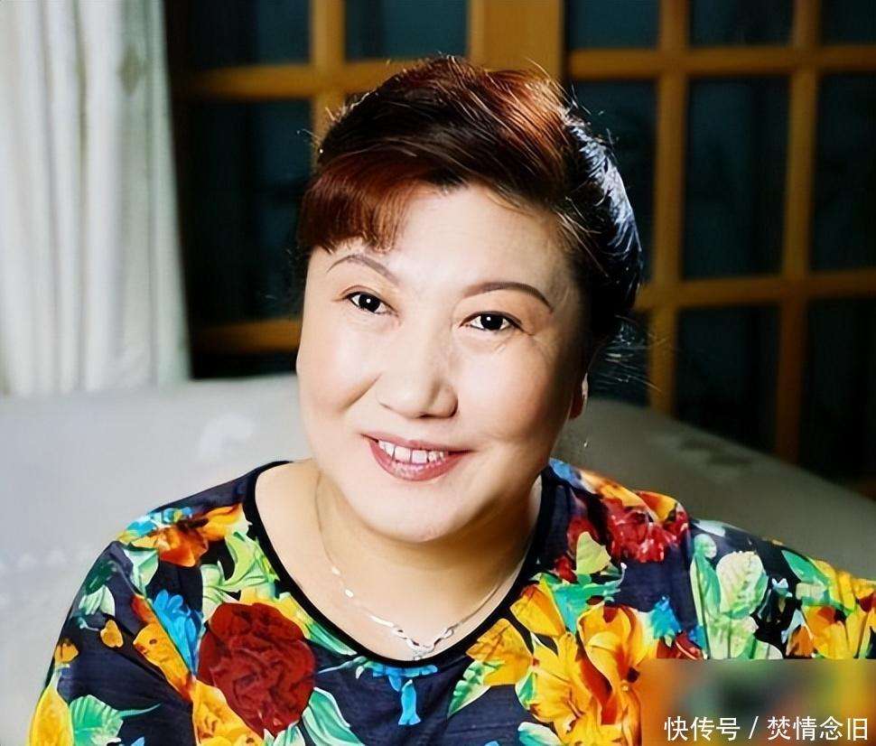 演员高秀敏去世18年后,何庆魁回到老婆身边,女儿的坚持让人泪目_【快资讯】