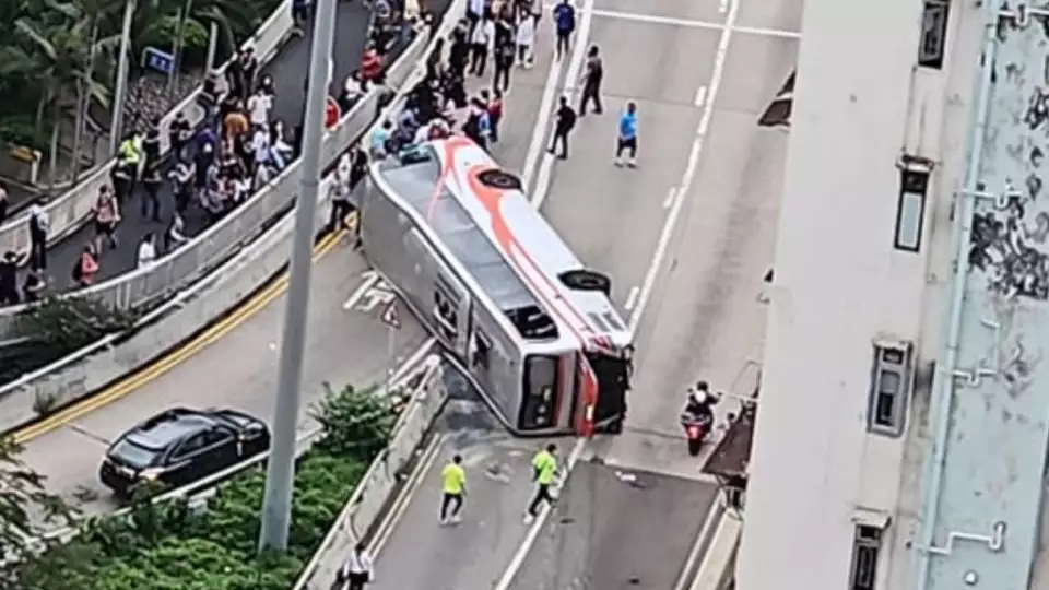 港媒：香港一辆大巴失控侧翻横在路中，22人受伤贾玲“整容式”近照曝光：暴瘦40斤，颜值逆天，我却笑不出来（香港大巴司机飙车事件视频播放）