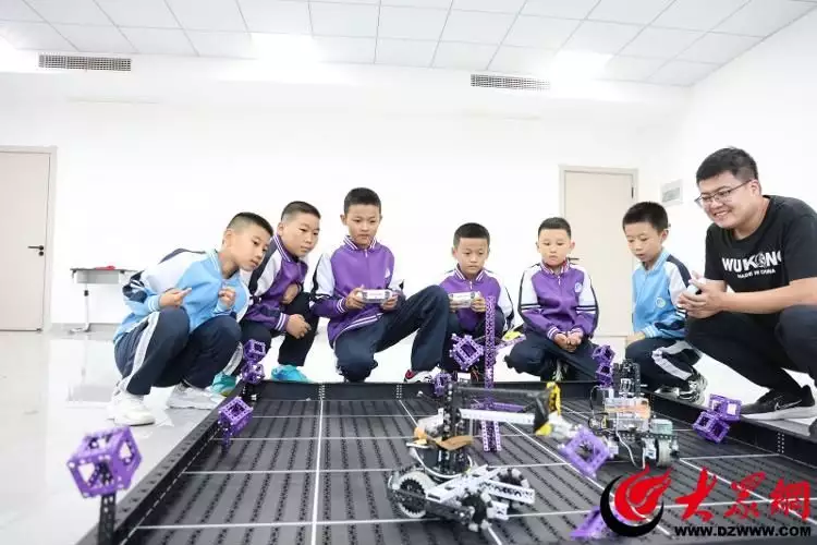 英才小学入选教育部中小学人工智能教育基地小学生作文《孤独》走红,全文只字未提“孤独”,却让老师看哭了