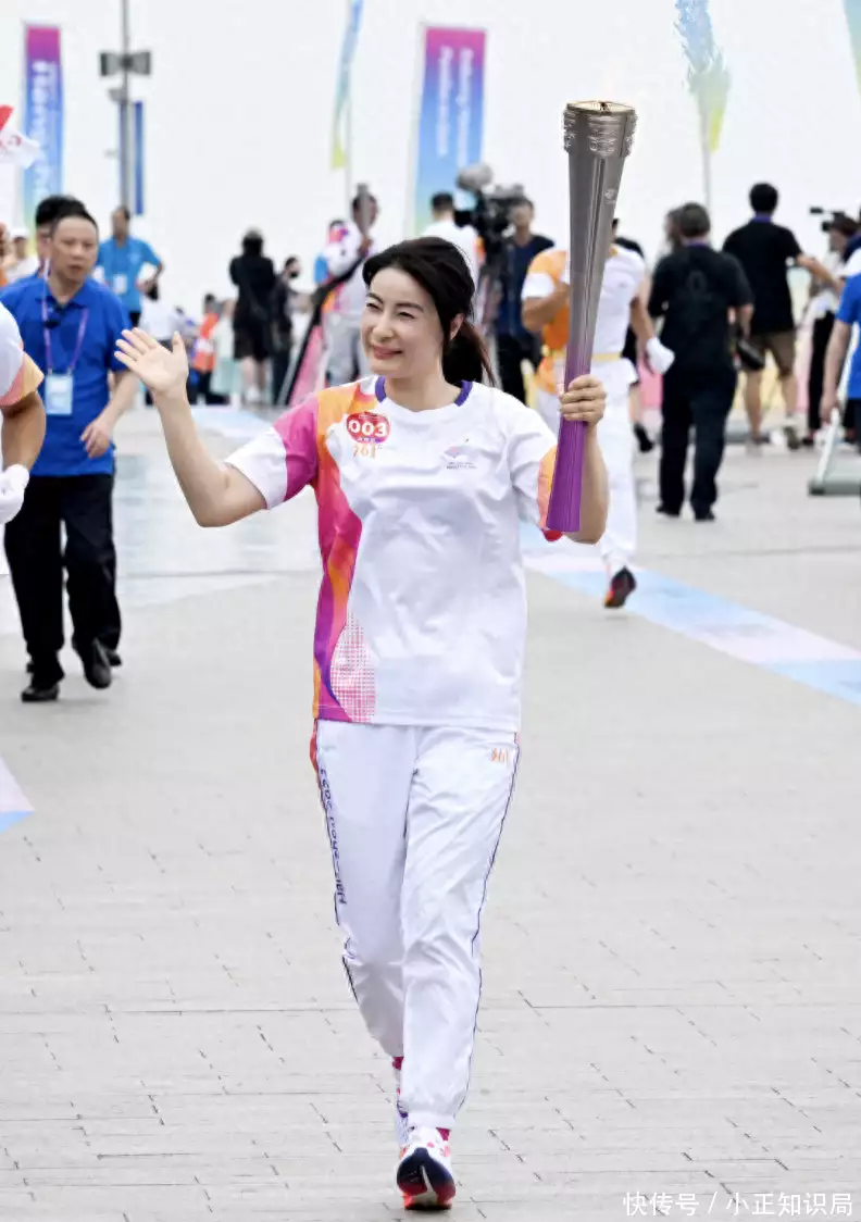 黄惠龄被萌娃夸男朋友很厉害，惊慌失措解释：说清楚不是男朋友是太太当年并用1400张照片，烧掉刘嘉玲、谢霆锋和谢霆锋，现在怎么样了(图2)