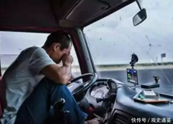 男子长年出外跑客运,总是怀疑妻子,家里安装监视后他看到了事实真相31岁在央视春晚一举成名,观众都以为他退隐了,其实已经去世10年了(图1) 男子长年出外跑客运,总是怀疑妻子,家里安装监视后他看到了事实真相31岁在央视春晚一举成名,观众都以为他退隐了,其实已经去世10年了(图1)