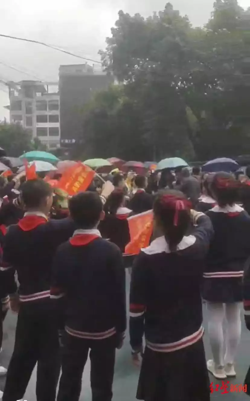 小学被指让学生淋雨参加活动（学生淋雨图片） 第1张