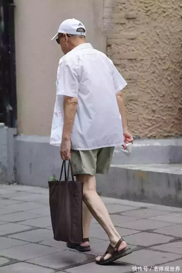 被中国爷爷街拍圈粉了！不穿花衣服，爱穿运动鞋，反而气质减龄杭州亚运会，被这个女孩美丽惊艳到了！难怪连杨澜都对她赞不绝口