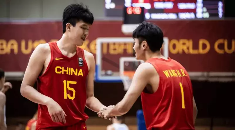 中国U19男篮主帅韩登：要对年轻队员和中国篮球未来有信心！球迷：你下课，换外教！重庆一女子途经一千多公里回娘家，老家狗狗跑出迎接，场面太温馨
