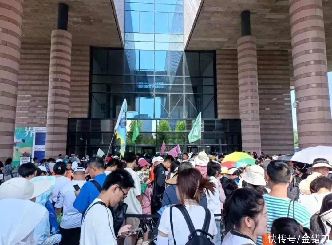 被骂上热搜,却暴赚百亿!暑期炙手可热生意,疯狂收割中学生31岁在央视春晚一举成名,观众都以为他退隐了,其实已经去世10年了(图19) 被骂上热搜,却暴赚百亿!暑期炙手可热生意,疯狂收割中学生31岁在央视春晚一举成名,观众都以为他退隐了,其实已经去世10年了(图19)