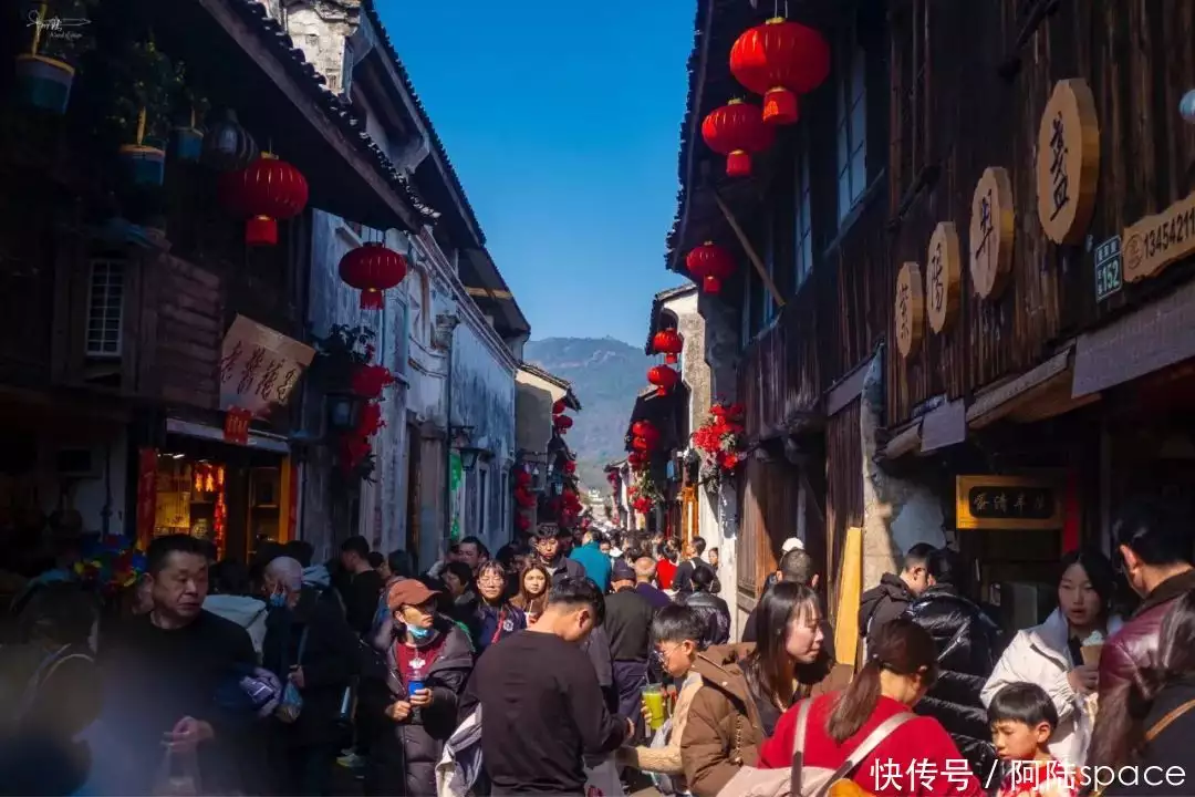 逛紫阳街遭遇人山人海，无意间打卡了这间开在衡器展馆里的小吃店《暗夜与黎明》首播三集收视破2，被痞子男主笑晕了-第1张图片-特色小吃