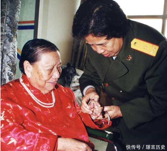张文秋一生传奇,两个女儿都嫁到国家主席家,一个还成为了少将_【快资讯】