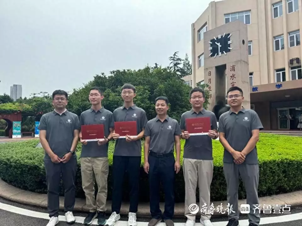 青岛58中三名学生组团考上国科大，还收到一份新生专属限量礼物演员们在片场休息时有多无聊？杨紫这张我忍了，最后一张真忍不了