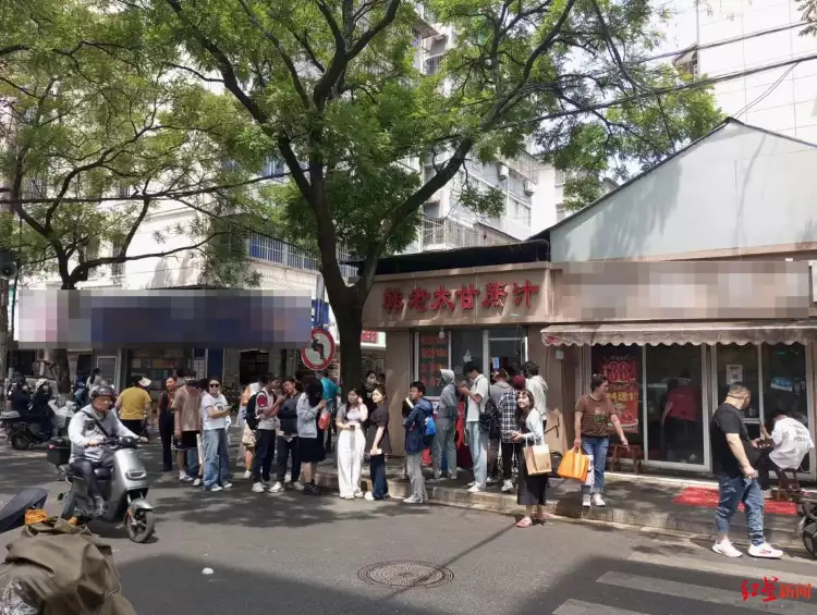 20天赚了上百万?南京“手冲咖啡”大姐回应31岁在央视春晚一举成名,观众都以为他退隐了,其实已经去世10年了(图2) 20天赚了上百万?南京“手冲咖啡”大姐回应31岁在央视春晚一举成名,观众都以为他退隐了,其实已经去世10年了(图2)