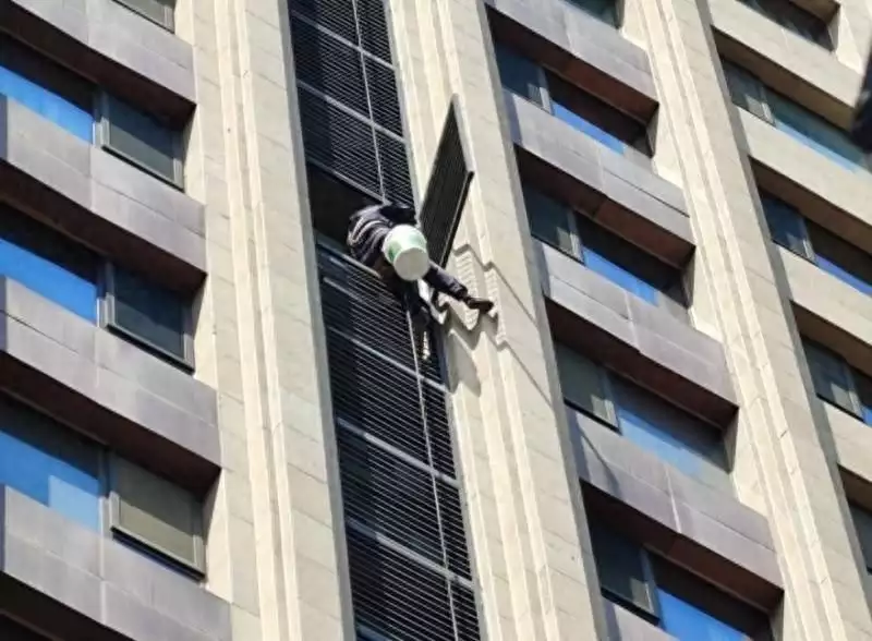 高楼栏杆破损存隐患 社区及时维修解民忧到底有没有外星人我不清楚 就仅对地球而言 人类绝不是出现的唯一智慧生物!