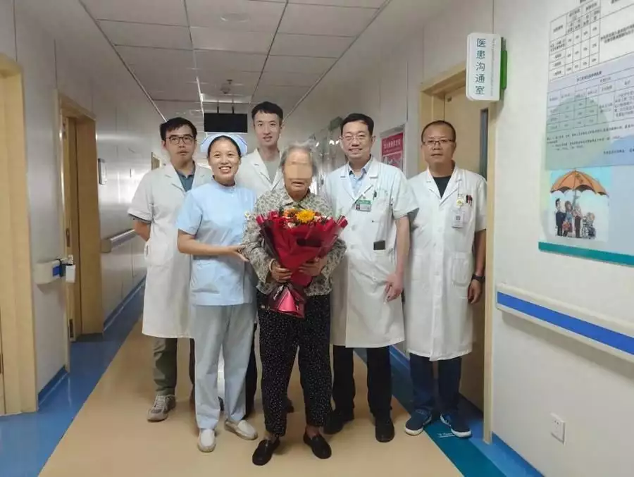 泰安市中心医院市立院区脊柱微创技术让患者重新挺直脊梁她是中国第一美妇，因太美被克林顿接见，为显年轻28年不近男色（内科选择）泰安中心医院刘峰做过多少例脊柱微创手术乐成率多少，