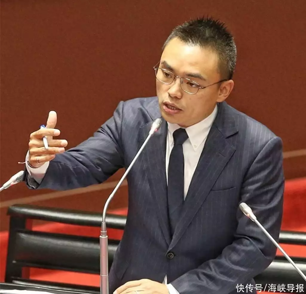 搜“打诈四法”竟跳出诈骗广告？洪孟楷：民众怎么相信台政府估计这男孩子拍照时，也没想到趴肩膀的是大明星，能让他吹一辈子（广告 资讯）抓诈骗犯全过程，