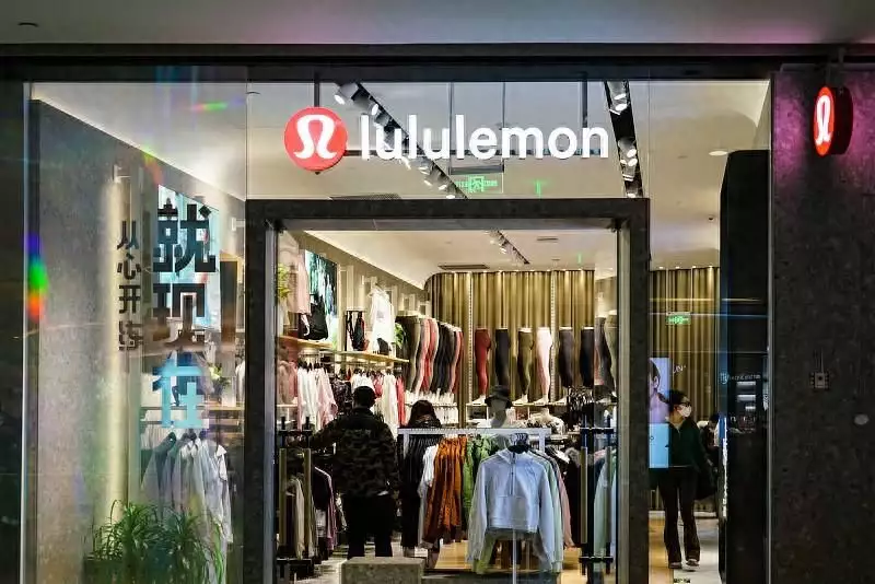 被中产逐渐抛弃？奔赴县城的Lululemon股价暴跌四成，平替品牌崛起央视金牌主持人王萌萌：24岁嫁42岁同行，如今对患病丈夫不离不弃（sina财经）中产正在消失 韭菜，