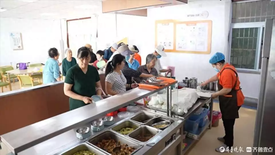 一份午餐赚两毛二，有的是歇业有的是退出，长者食堂如何长久“锦绣”郭德纲演员拍照喜欢用自拍，胡亚捷的D很“过分”，张鹤伦是真白
